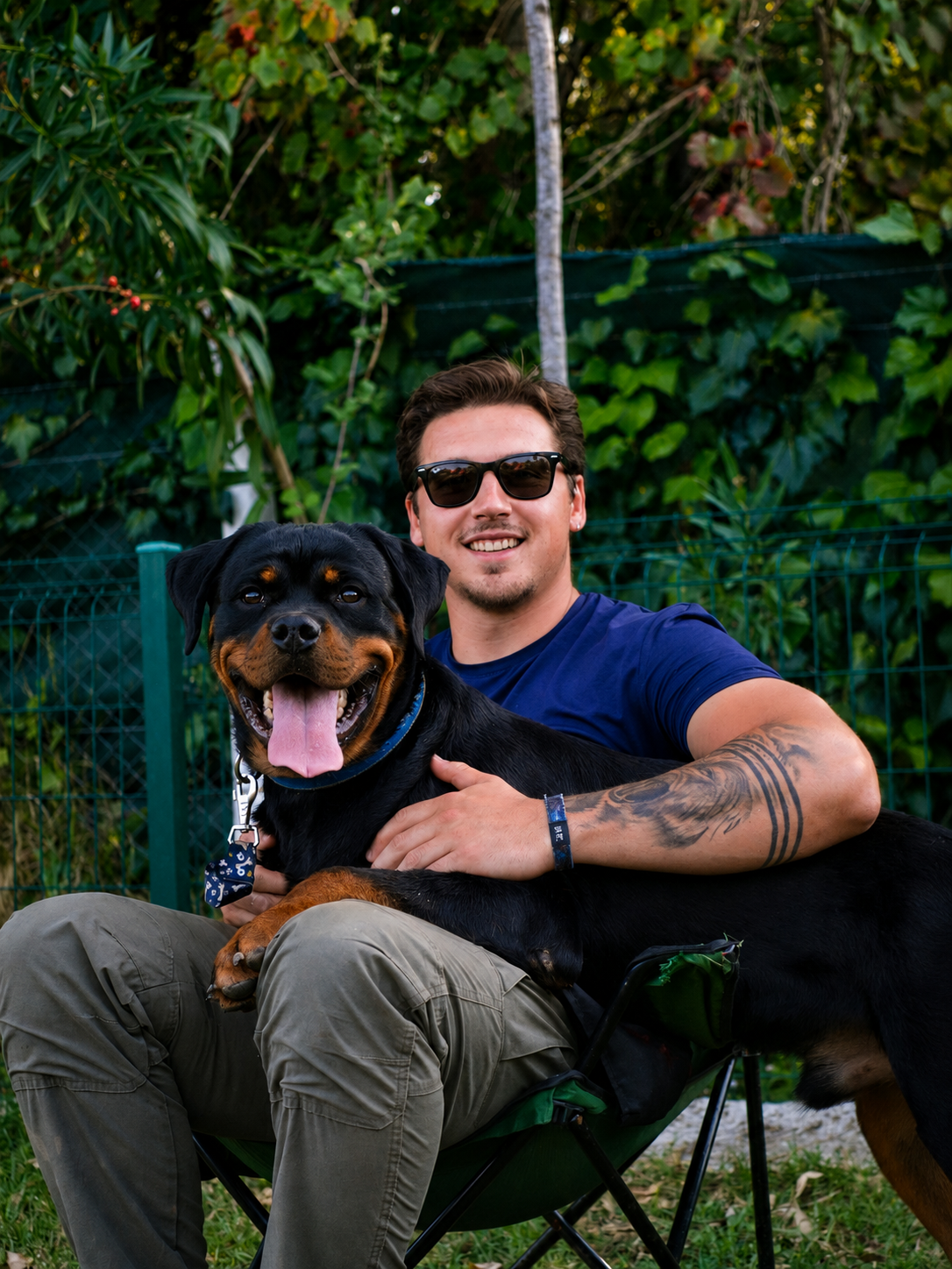Yiğit Kanlıgöl genç bir köpekle