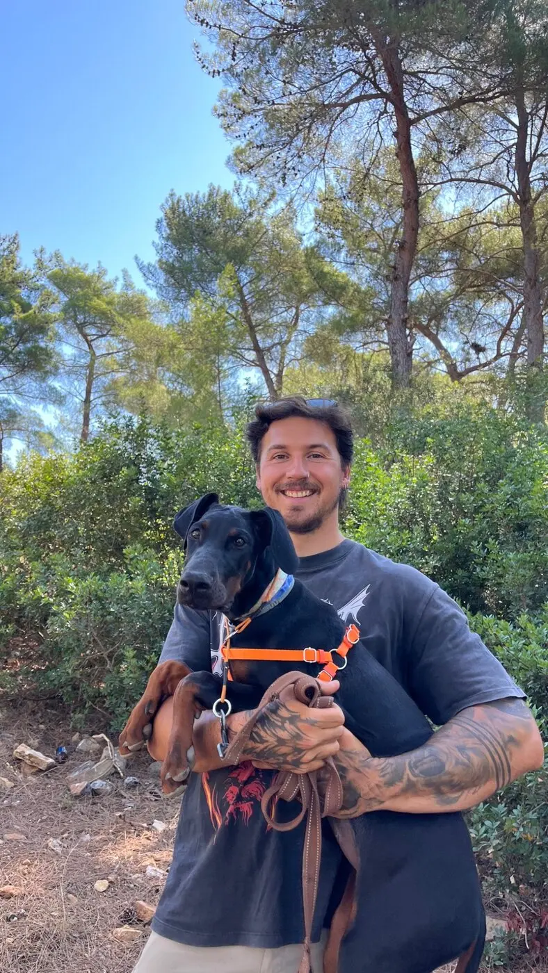 Yiğit Kanlıgöl genç bir Doberman ile güven çalışması sırasında