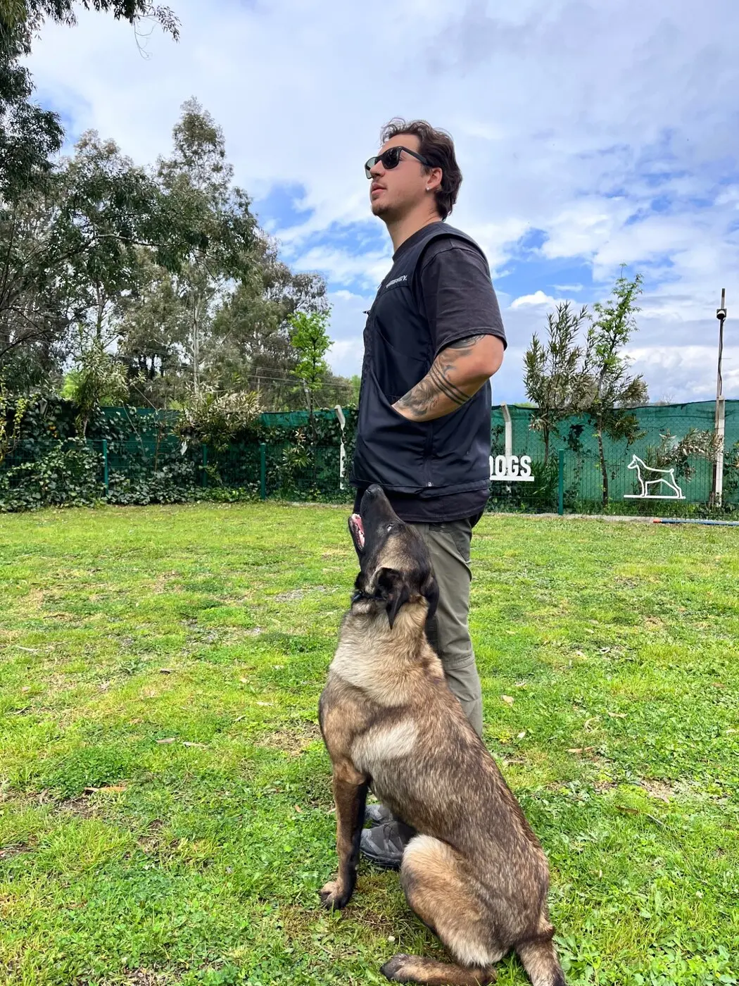 Yiğit Kanlıgöl köpek eğitimi sırasında